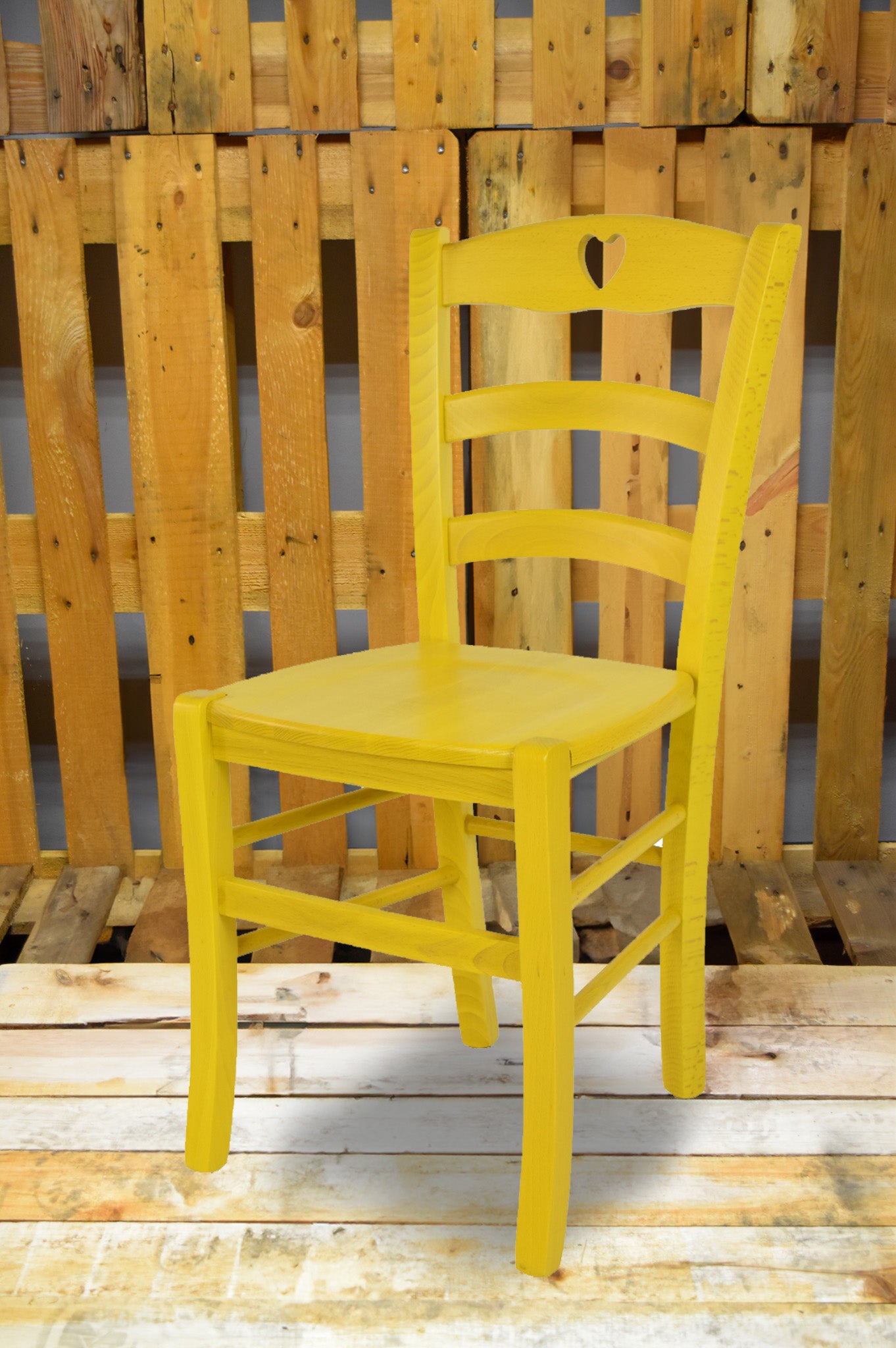 Stock sedia seconda scelta modello 25 colore anilina gialla seduta in legno