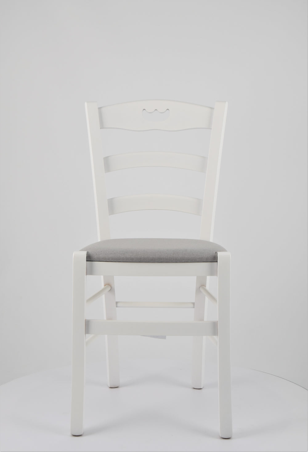 Sedia outlet modello 40 colore laccato bianco seduta imbottita in tessuto grigio perla