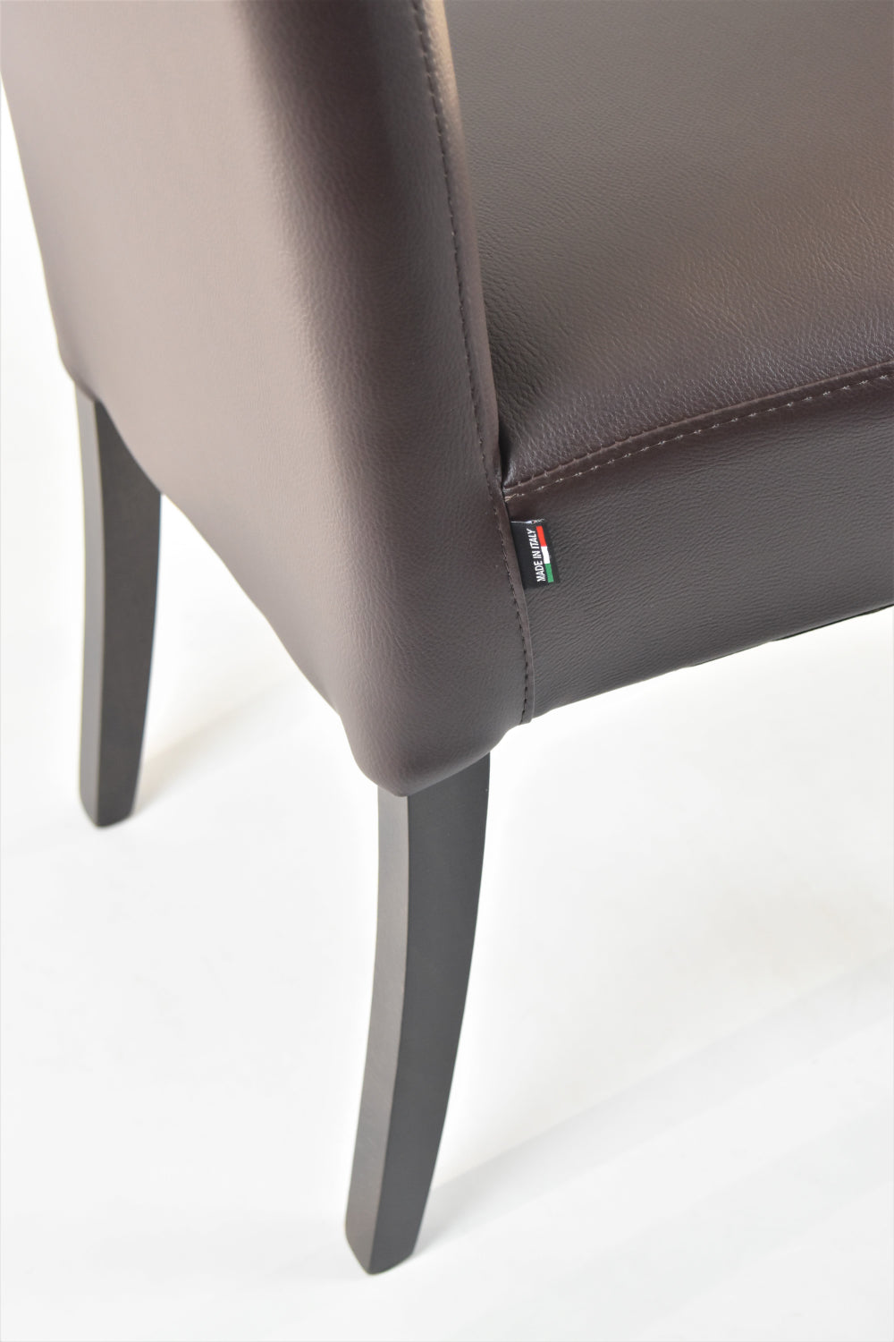 Sedia outlet modello 36 imbottita in finta pelle colore moka gambe color wengè