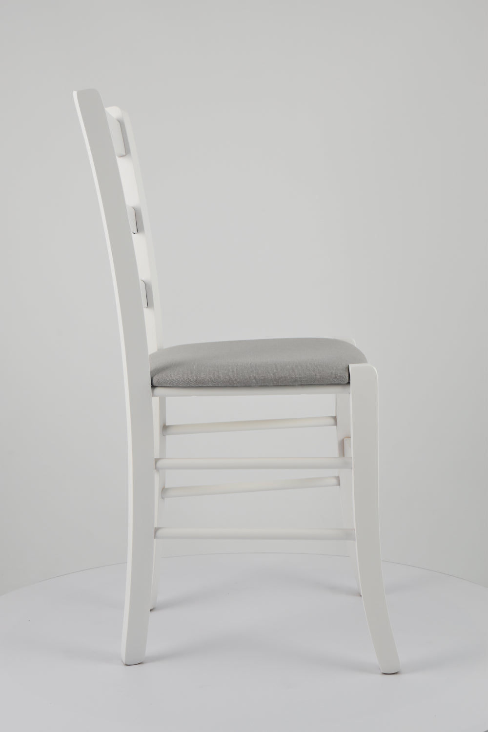 Sedia outlet modello 40 colore laccato bianco seduta imbottita in tessuto grigio perla