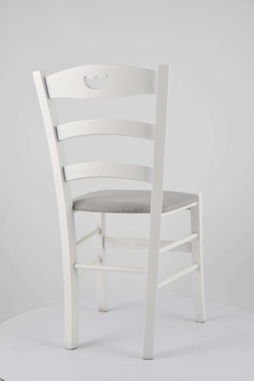 Sedia outlet modello 40 colore laccato bianco seduta imbottita in tessuto grigio perla