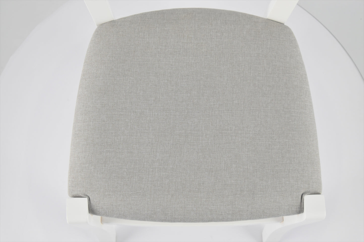 Sedia outlet modello 40 colore laccato bianco seduta imbottita in tessuto grigio perla