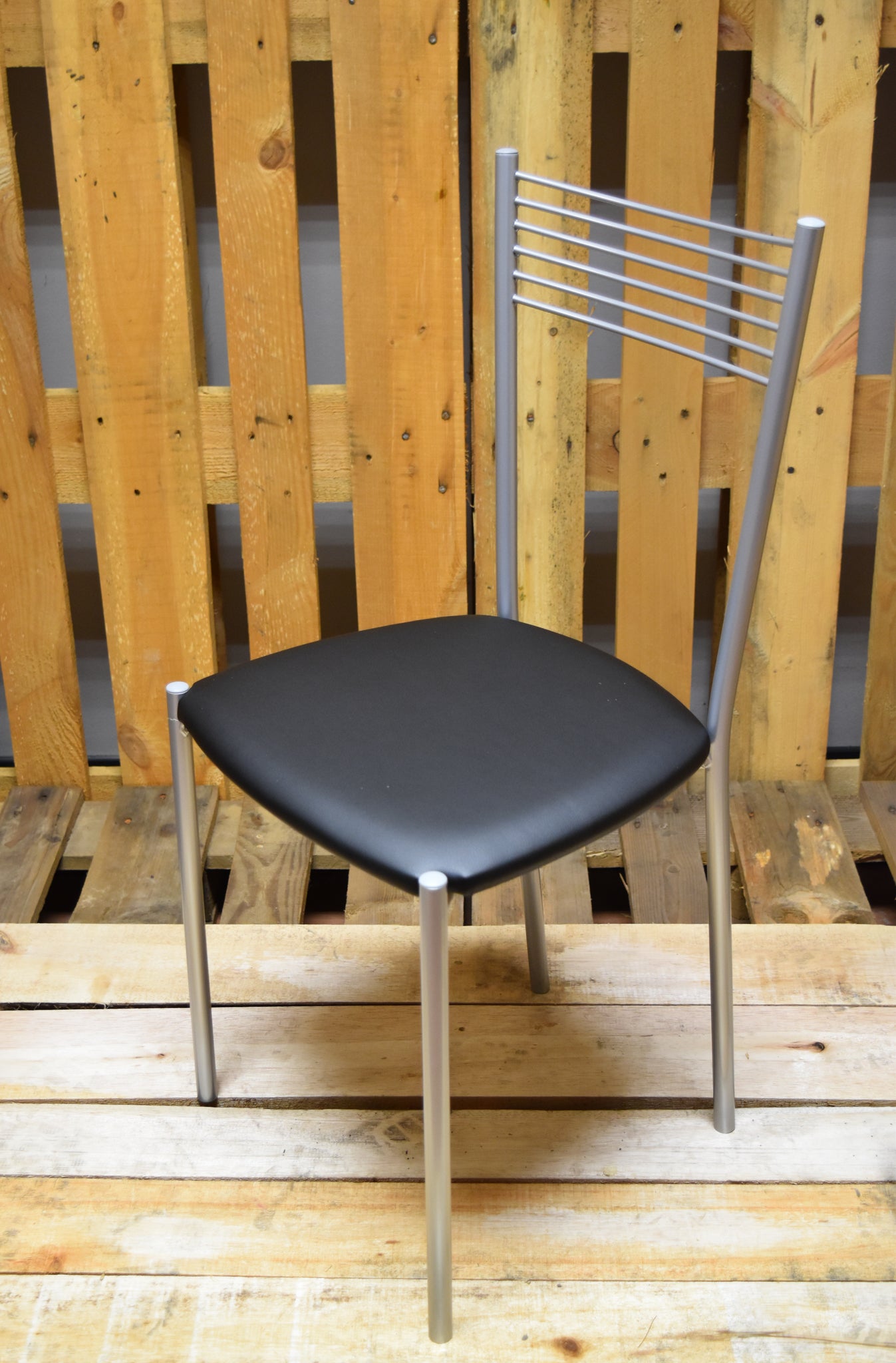Stock second choice chair model MA10 aluminum color black upholstered seat