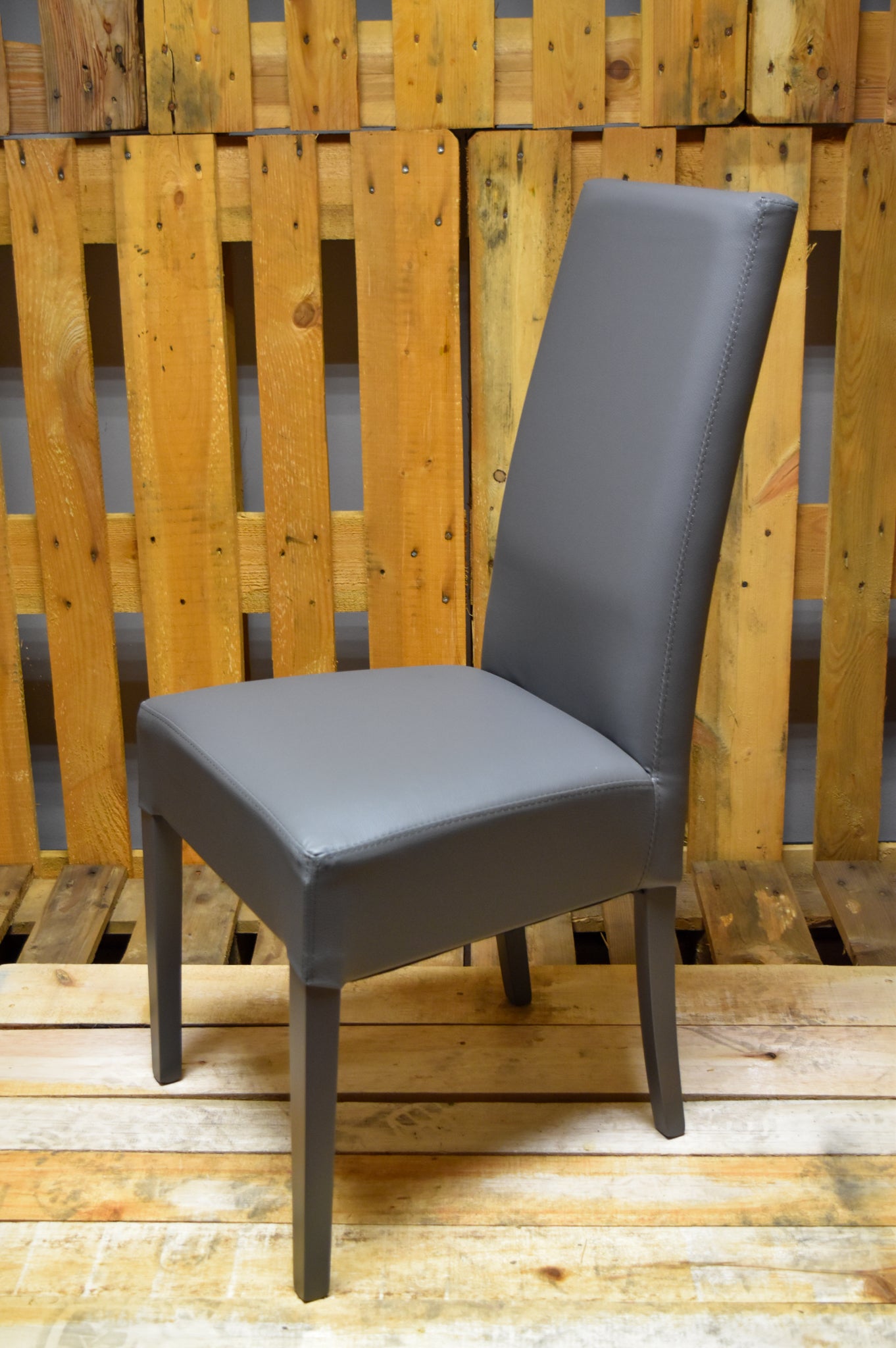 Sedia rigenerata modello 36 imbottita in finta pelle colore grigio scuro