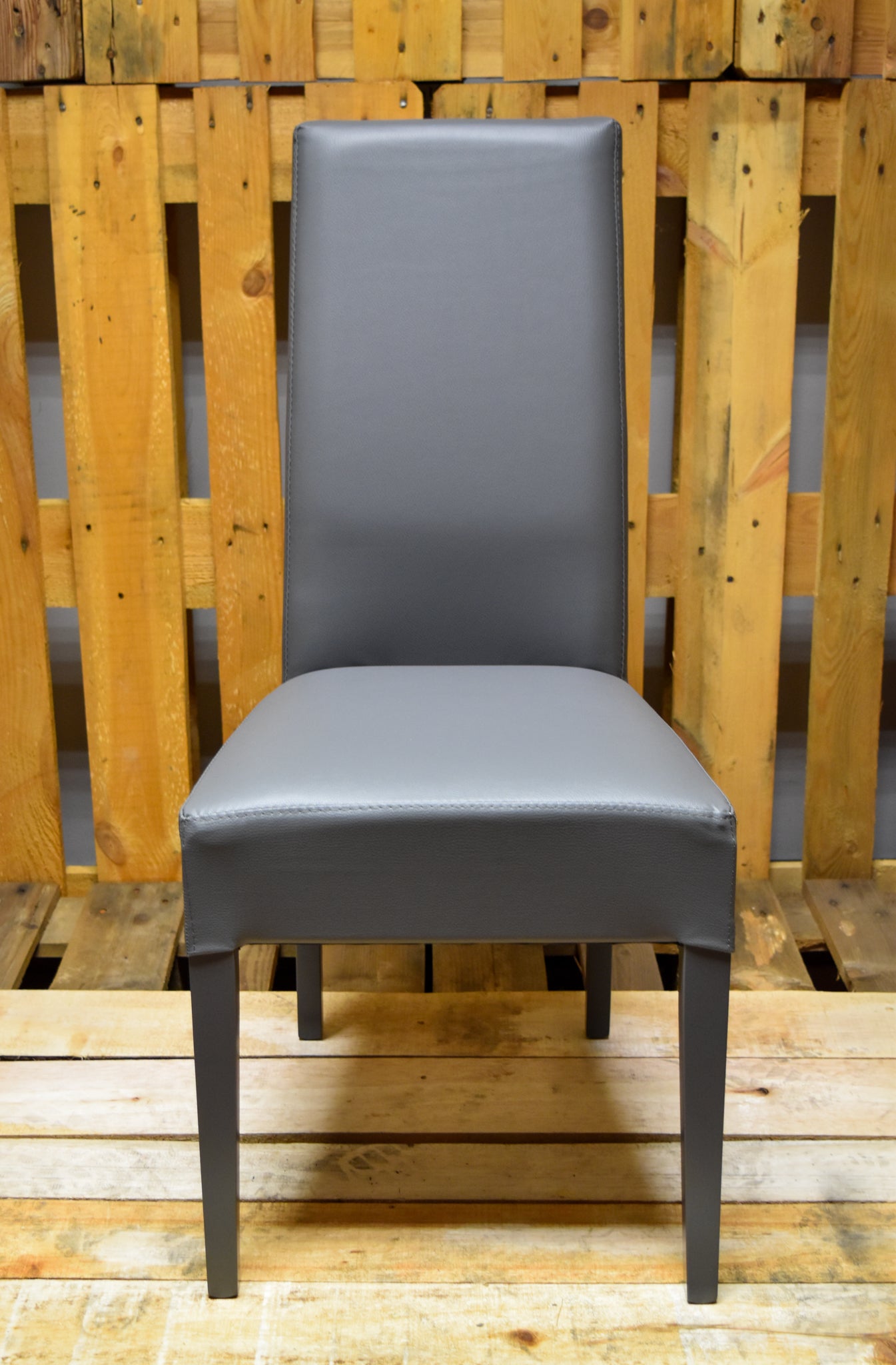 Sedia rigenerata modello 36 imbottita in finta pelle colore grigio scuro