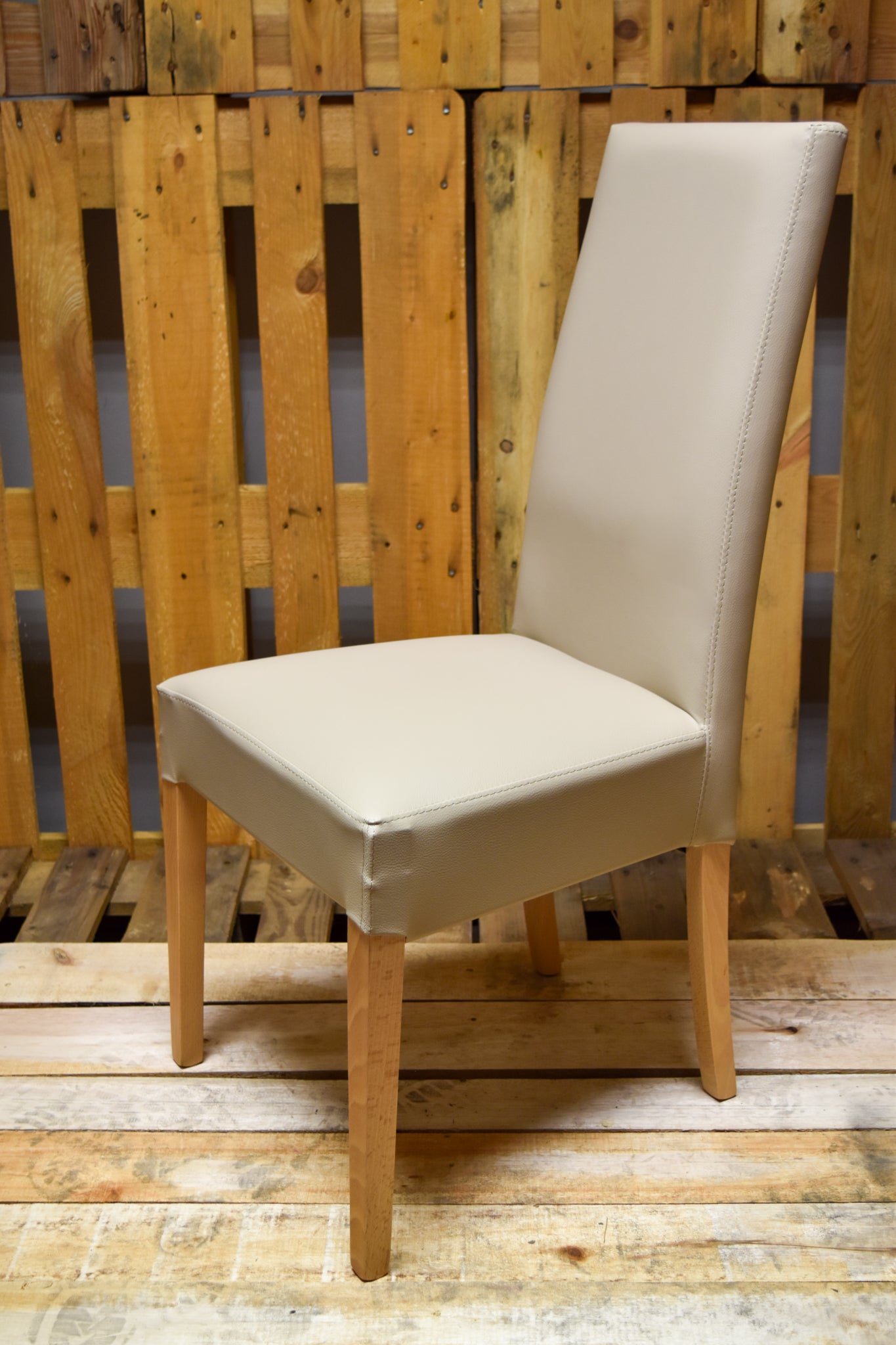 Sedia rigenerata modello 36 imbottita in finta pelle colore lino gambe colore rovere
