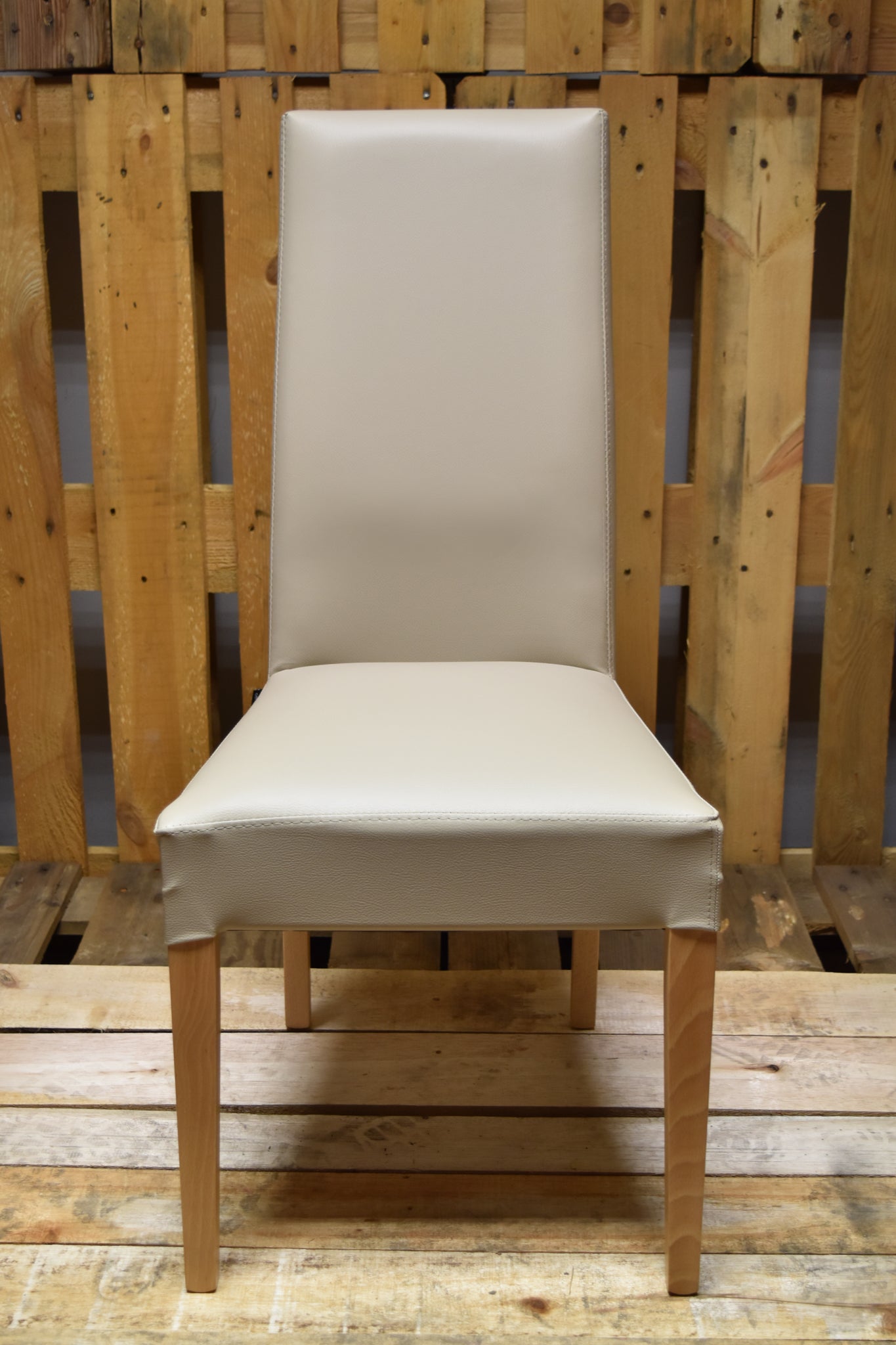 Sedia rigenerata modello 36 imbottita in finta pelle colore lino gambe colore rovere