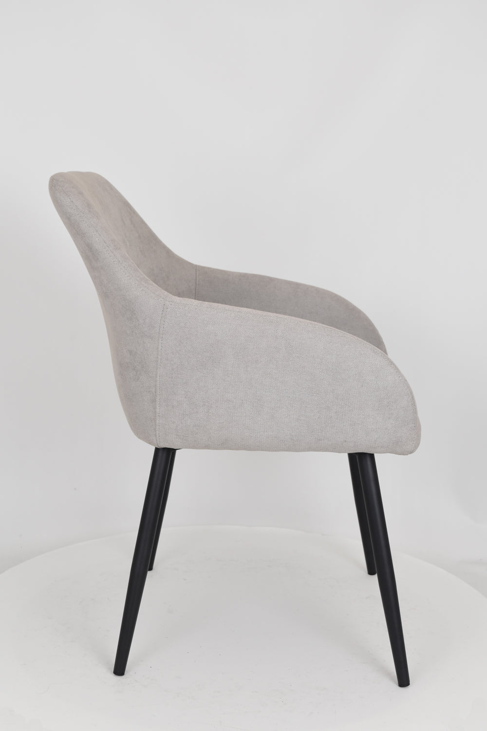 Sedia outlet modello 93 imbottita in tessuto color grigio chiaro