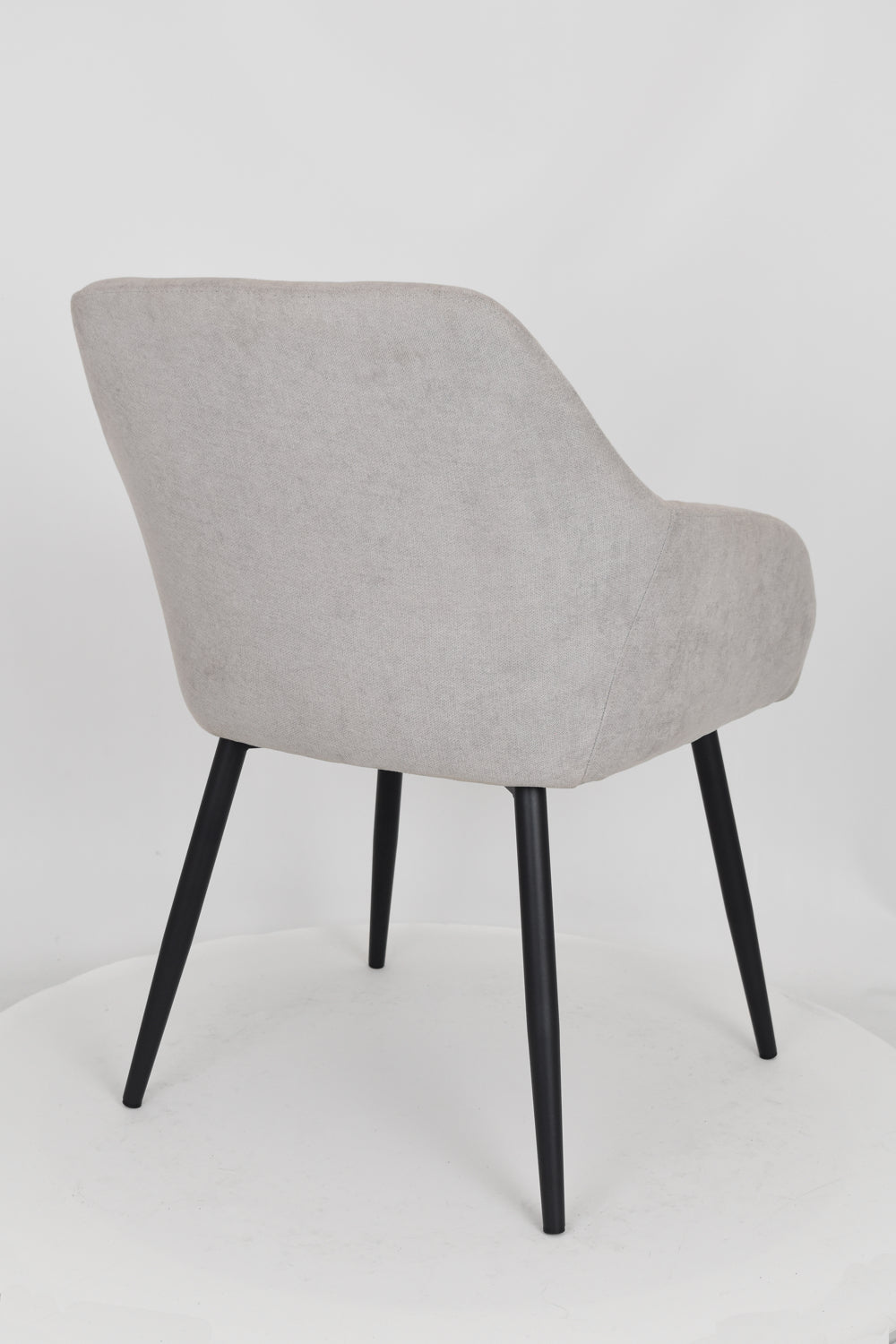 Sedia outlet modello 93 imbottita in tessuto color grigio chiaro