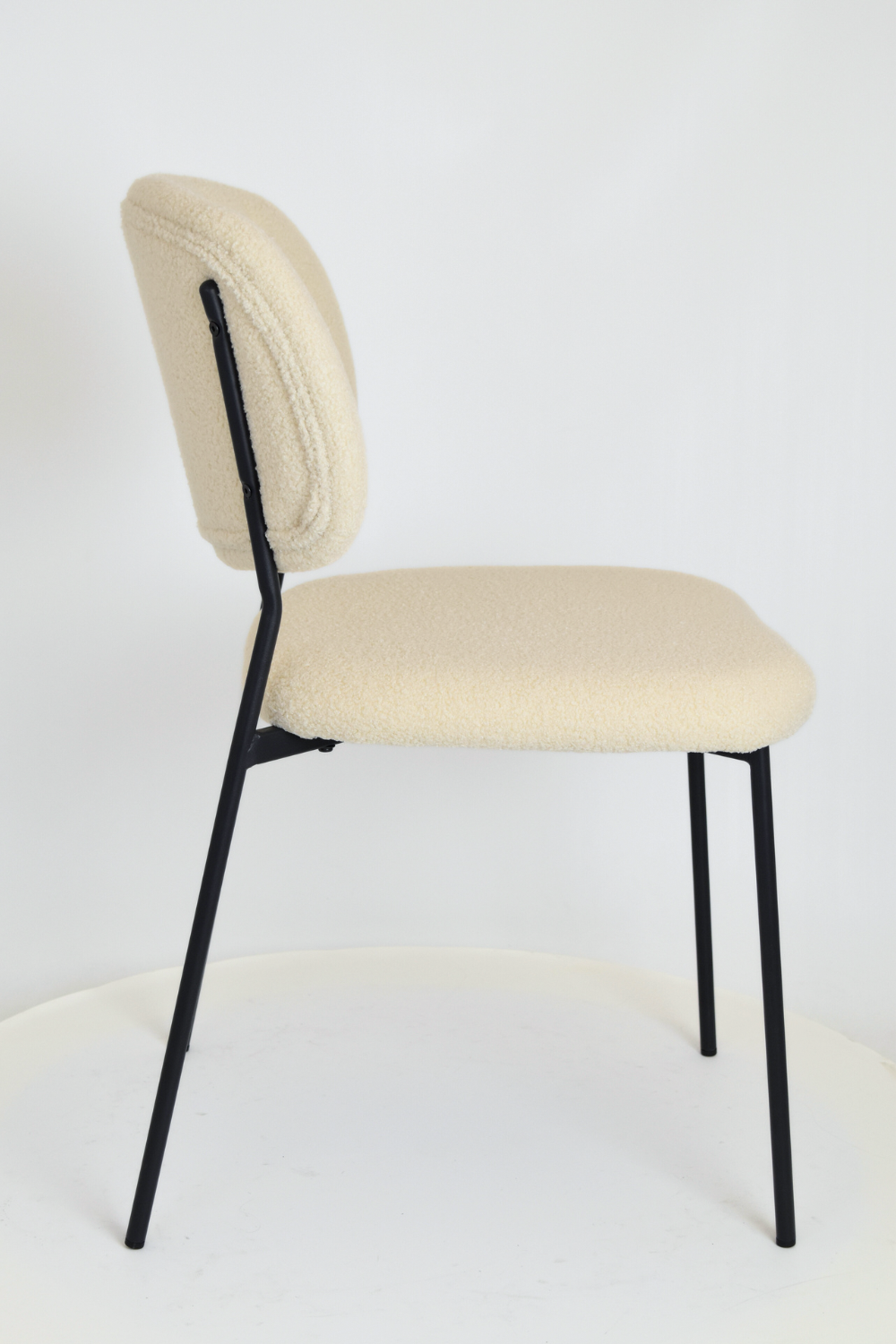 Sedia outlet modello 97 imbottita in tessuto bouclè colore beige