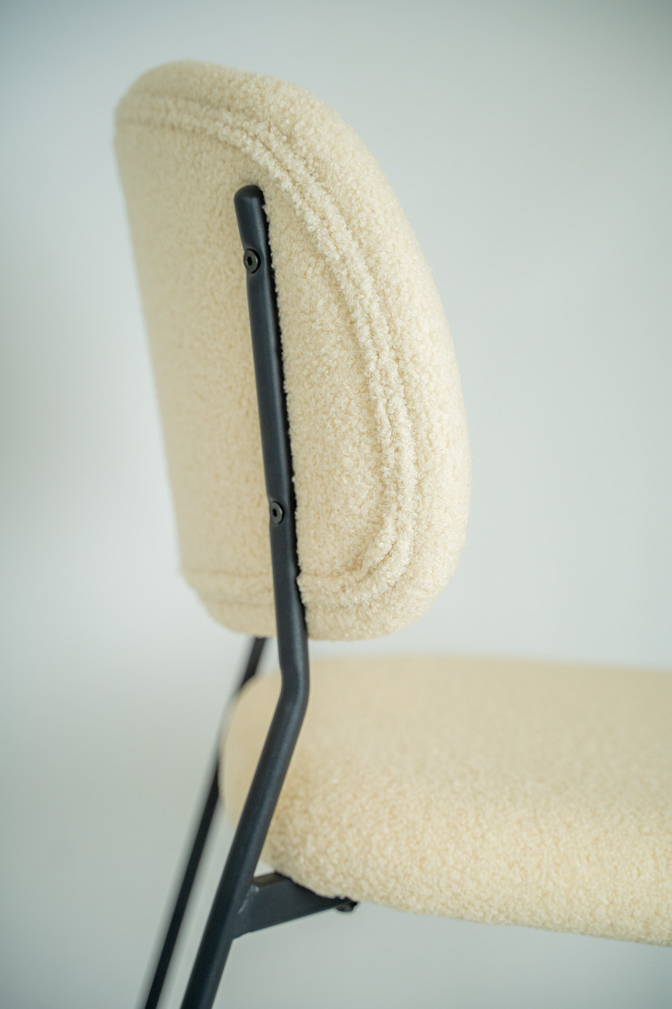 Sedia outlet modello 97 imbottita in tessuto bouclè colore beige