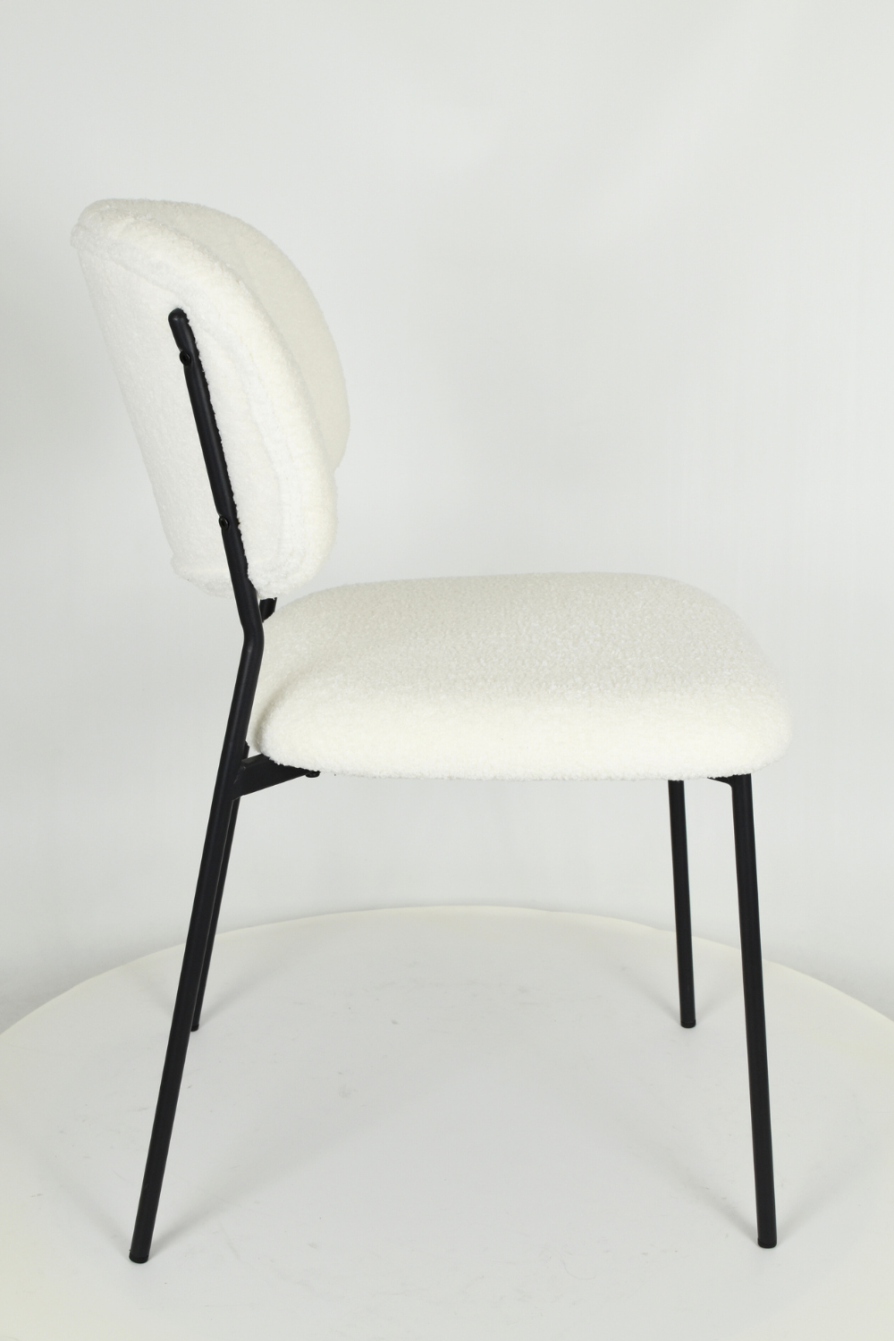 Sedia outlet modello 97 imbottita in tessuto bouclè colore bianco