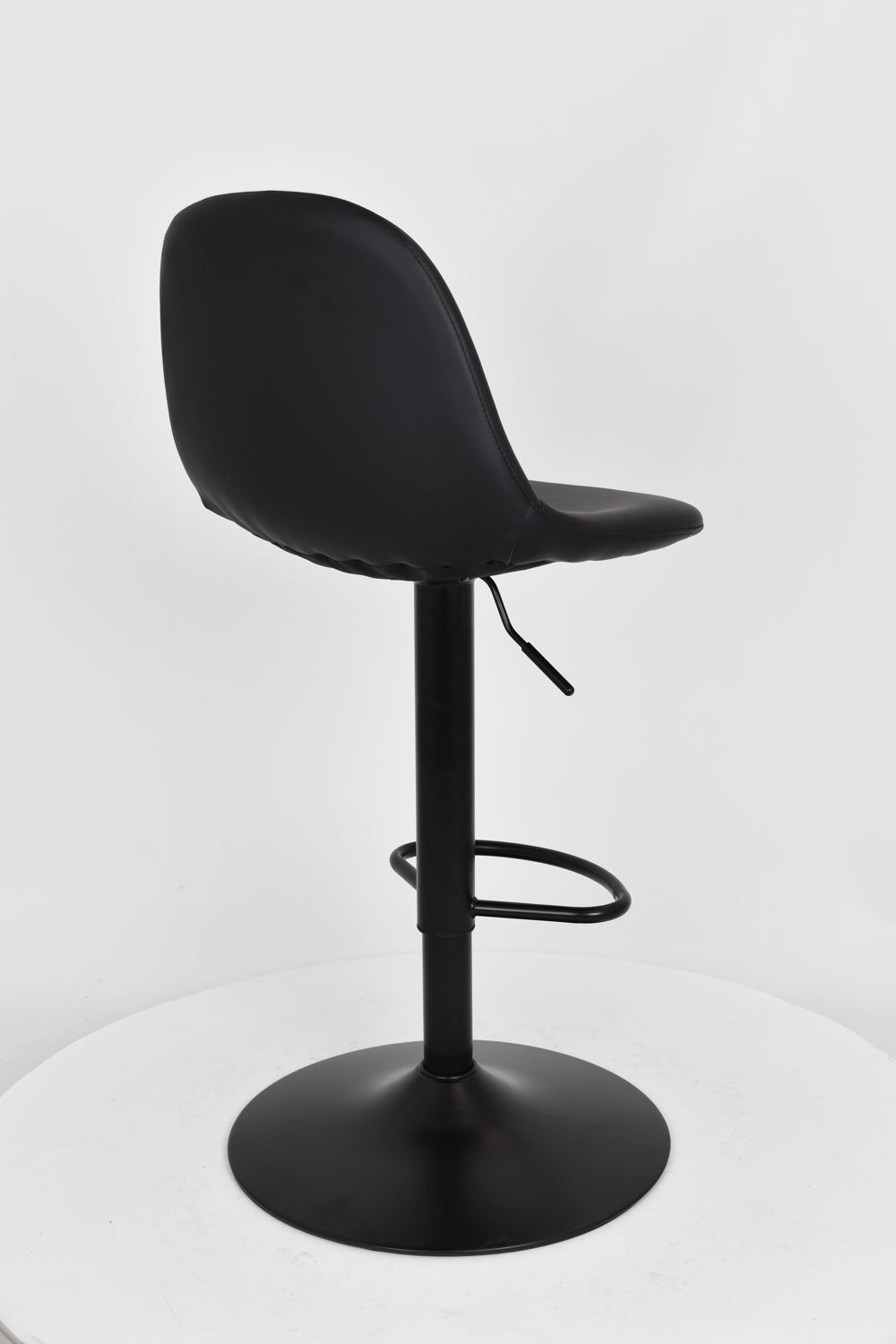 Sgabello outlet modello 91 imbottito in finta pelle color nero