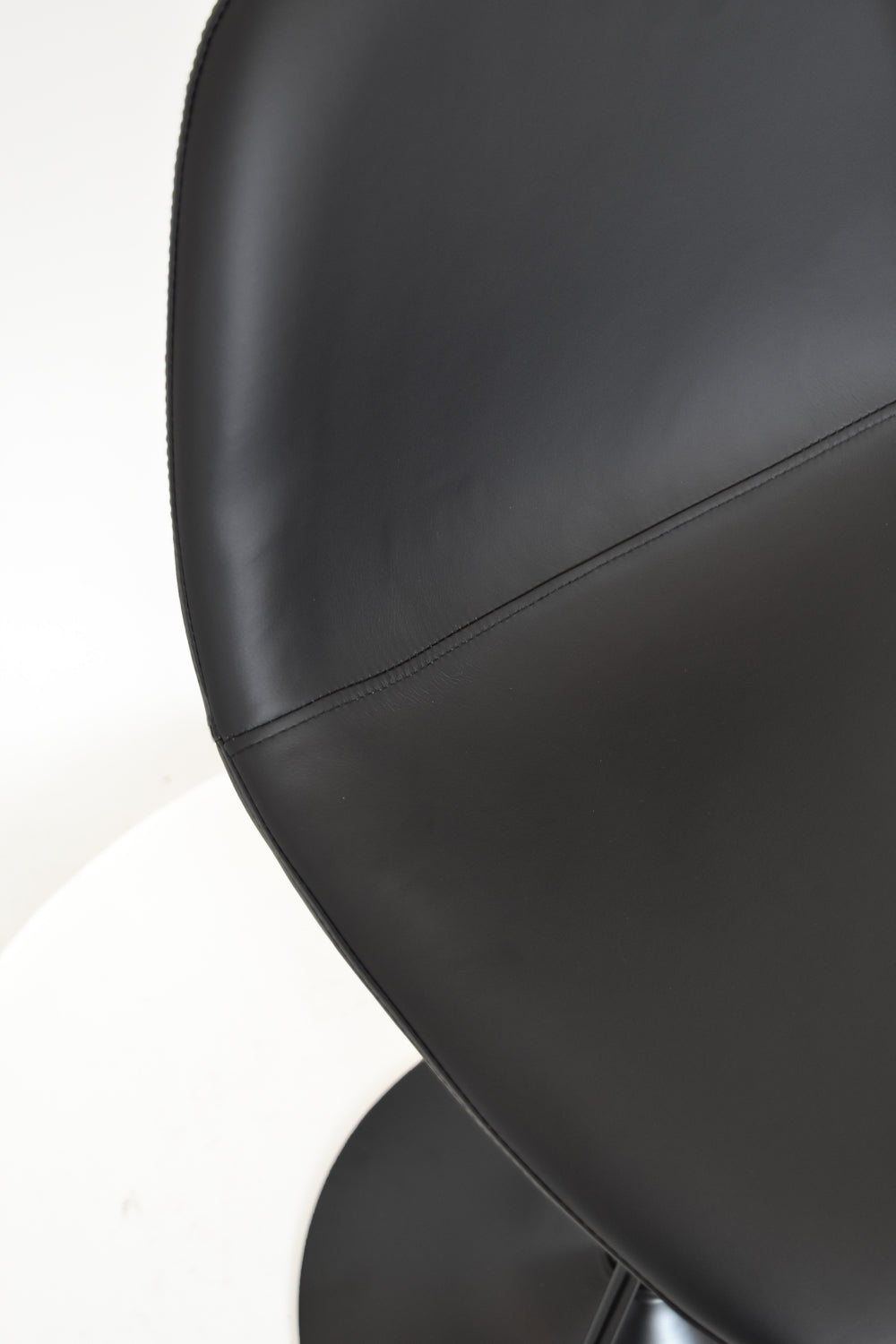 Sgabello outlet modello 91 imbottito in finta pelle color nero
