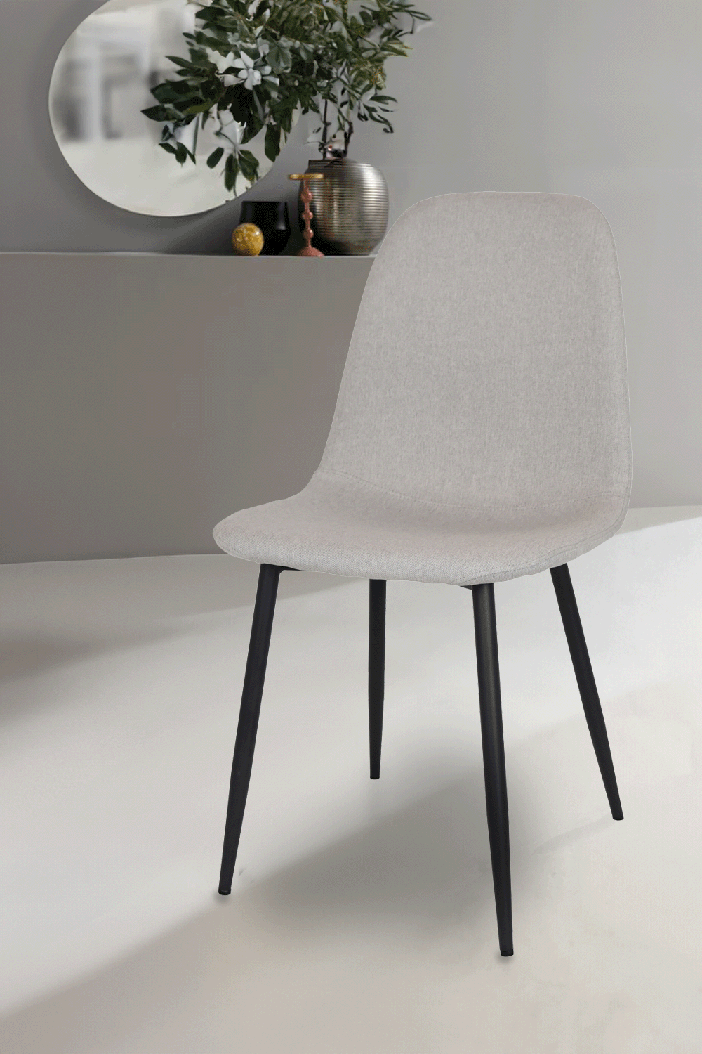 Sedia outlet modello 95 imbottita in tessuto color grigio chiaro