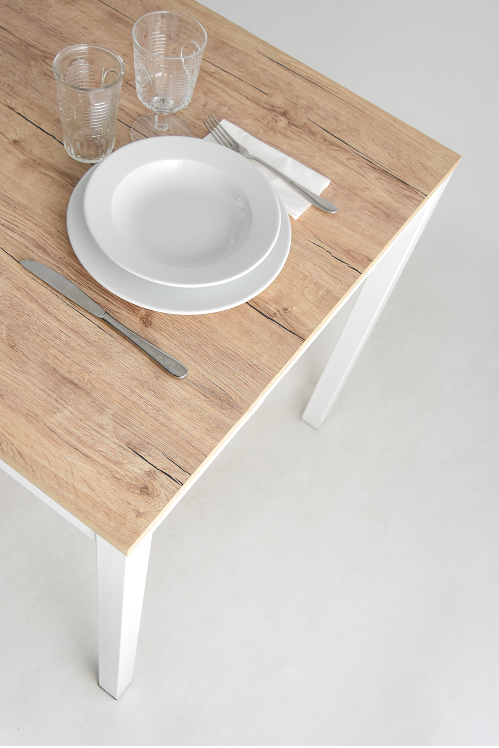 Outlet table model 96 with white painted steel structure
