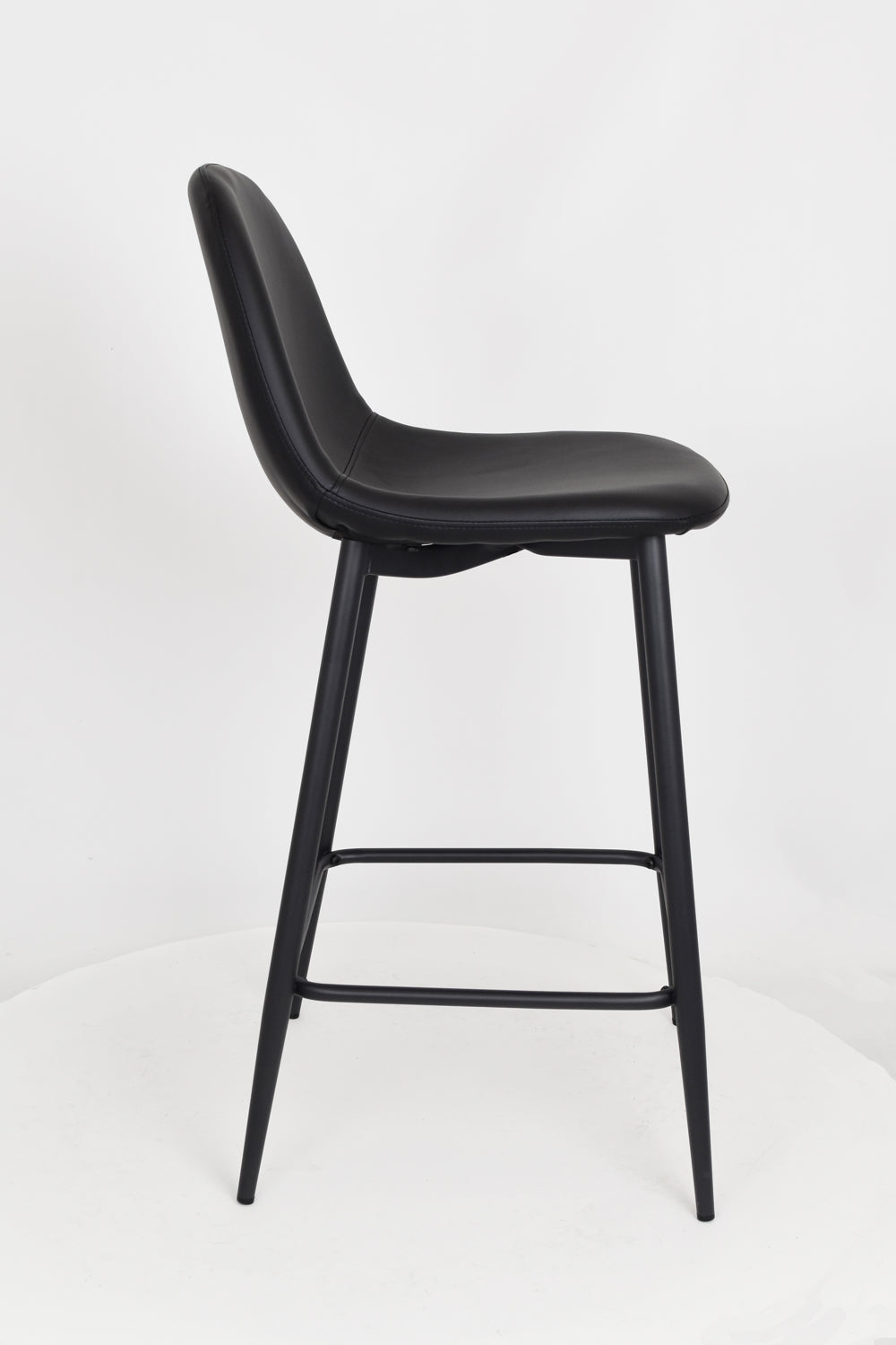 Sgabello outlet modello 92 imbottito in finta pelle color nero